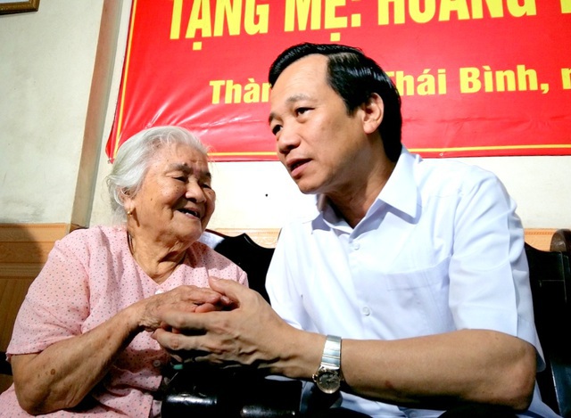 Bộ trưởng Đào Ngọc Dung trò chuyện với mẹ Việt Nam anh hùng
