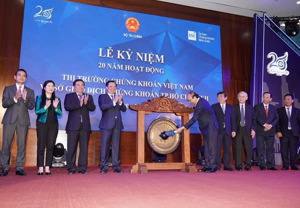 Thủ tướng Chính phủ thực hiện nghi thức đánh cồng ghi nhận thời khắc chuyển giao bước sang giai đoạn phát triển mới của thị trường chứng khoán Việt Nam và Sở GDCK TP. Hồ Chí Minh