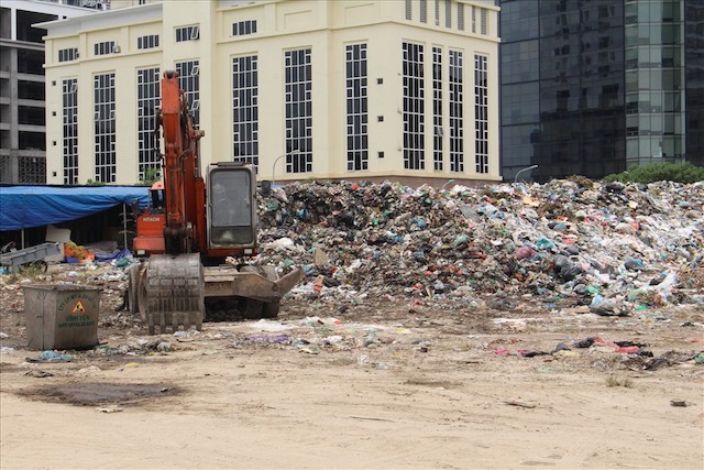 Bãi rác tại phường Dịch Vọng (Cầu Giấy) vẫn chưa có dấu hiệu được xử lý