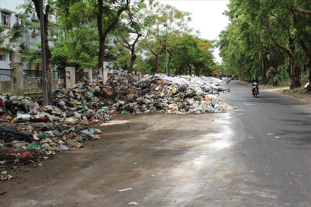 Đoạn đường Trần Hữu Dực (phường Xuân Phương, Nam Từ Liêm, Hà Nội) dài gần 500m cũng chìm trong rác thải sinh hoạt (Ảnh: Internet)