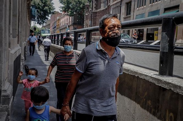 Người dân đeo khẩu trang phòng lây nhiễm COVID-19 tại Mexico City, Mexico, ngày 17/7/2020 (Ảnh: THX/TTXVN)