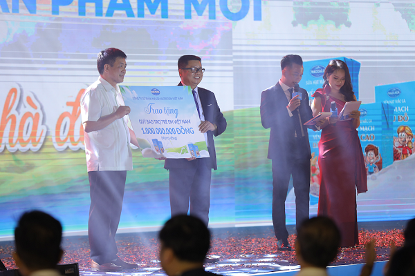 Macca Nutrition Việt Nam đã trao tặng Qũy bảo trợ trẻ em Việt Nam 1 tỷ đồng