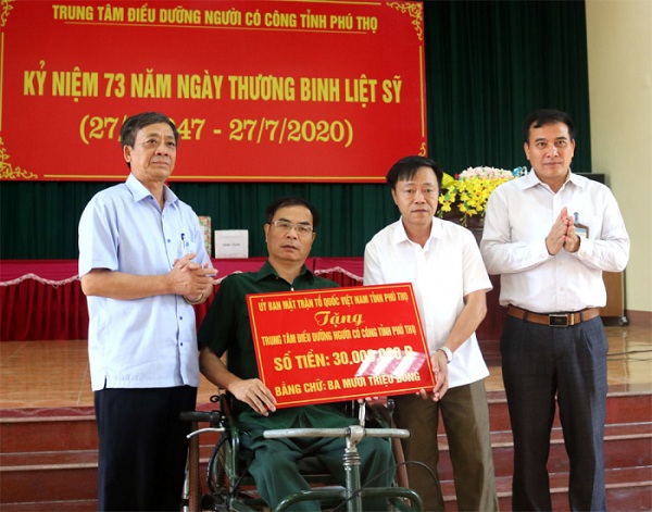 Phó chủ tịch Ủy ban MTTQ tỉnh Nguyễn Chí Thắng tặng quà cho Trung tâm Điều dưỡng người có công tỉnh.