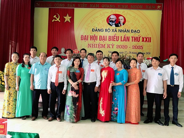 Bí thư Huyện ủy Sông Lô Phùng Thị Kim Nga (đứng thứ 5 từ trái qua) chụp ảnh cùng BCH khóa mới xã Nhân Đạo