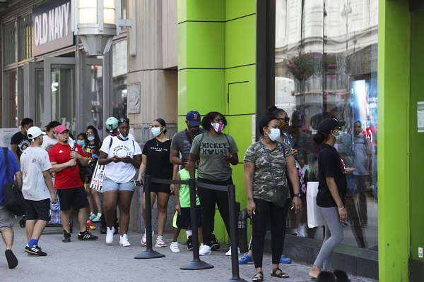 Người dân đeo khẩu trang phòng lây nhiễm Covid-19 khi xếp hàng bên ngoài một cửa hàng ở New York, Mỹ, ngày 14/7/2020 (Ảnh: THX/ TTXVN)