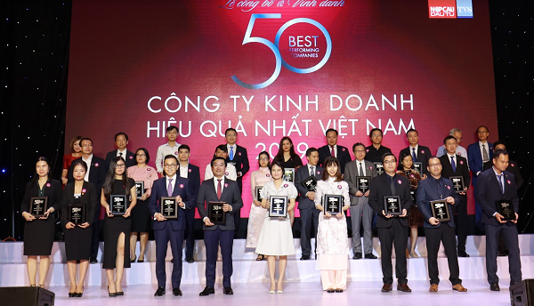 Ông Đỗ Thanh Tuấn – Giám đốc Đối ngoại Công ty Vinamilk (hàng đầu, thứ 5 từ trái sang) – tại Lễ vinh danh “Top 50 công ty kinh doanh hiệu quả nhất Việt Nam”.