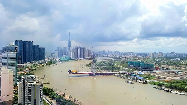 Cầu Thủ Thiêm 2 đang được xây dựng, vươn ra giữa sông Sài Gòn (Ảnh: Khổng Chiêm)