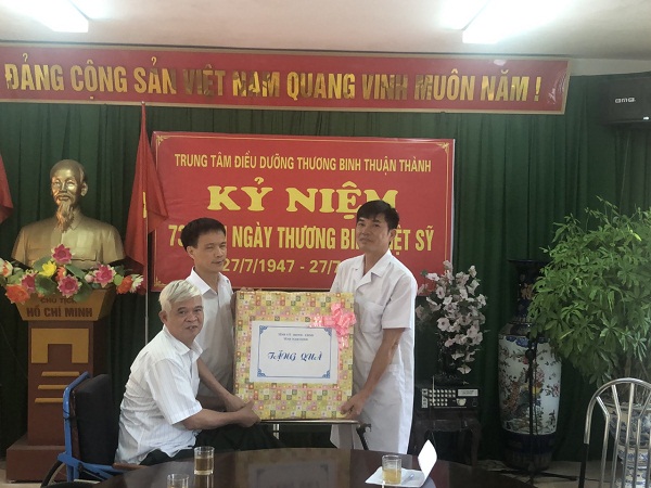 Lãnh đạo Sở LĐTB&XH tỉnh Nam Định thăm, tặng quà