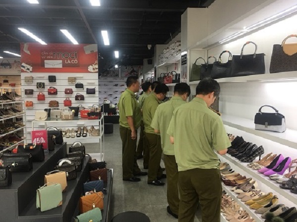 Lực lượng quản lý thị trường tỉnh Hải Dương tạm giữ 1.478 giầy dep, túi xách có dấu hiệu không rõ nguồn gốc tại cửa hàng giầy dép, túi xách Moci (Ảnh: Tổng cục QLTT)