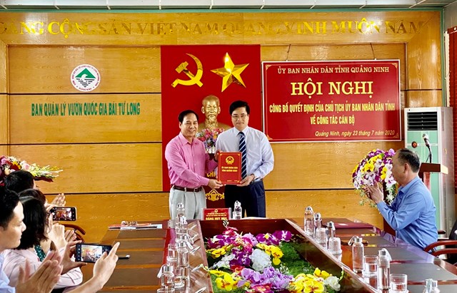 Ông Đặng Huy Hậu - Phó Chủ tịch Thường trực trao quyết định bổ nhiệm cho ông Nguyễn Hải Khiên.