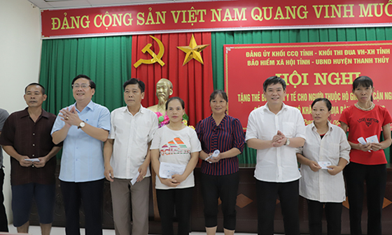 BHXH tỉnh Phú Thọ tặng thẻ BHYT cho người thuộc hộ cận nghèo tại Thanh Thủy