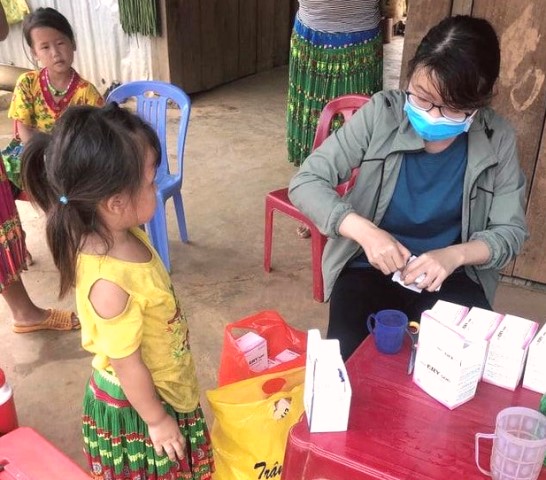 Ngành y tế tỉnh Đắk Nông tổ chức cấp thuốc uống điều trị dự phòng cho người dân trong và ngoài vùng dịch