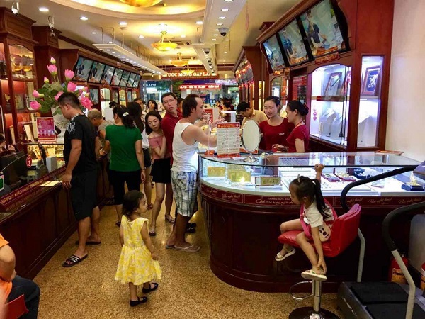 Giá vàng hôm nay 24/7: Cú bứt phá ngoạn mục, xô đổ mọi kỷ lục