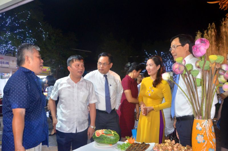 Các đại biểu tham quan gian hàng trong Liên hoan Ẩm thực Quảng Ninh 2020.