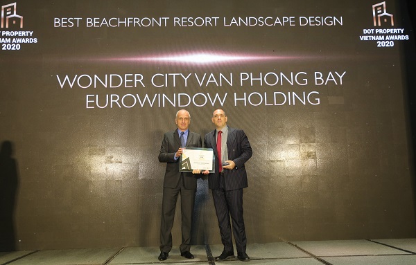 Ông Hannes Romauch, Phó TGĐ Công ty CP Eurowindow Holding nhận giải Best Beachfront Resort Landscape Design Vietnam 2020 (Thành phố nghỉ dưỡng biển có thiết kế cảnh quan đẹp nhất Việt Nam 2020) cho dự án Wonder City Van Phong Bay