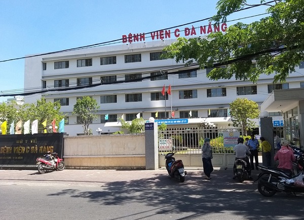 Lực lượng chức năng phong tỏa Bệnh viện C Đà Nẵng. Ảnh: Đoàn Nguyên.