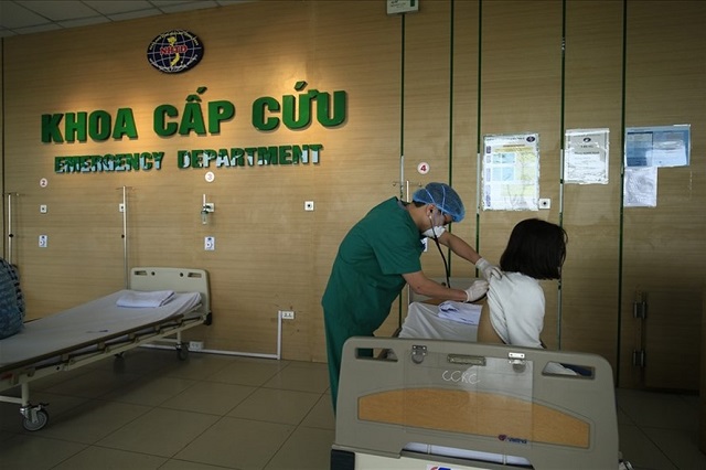 Các y bác sĩ Khoa Cấp cứu- Bệnh viện Nhiệt đới Trung ương sẽ đi cùng chuyến bay có các bệnh nhân dương tính với SARS-CoV-2. Ảnh: Lao Động