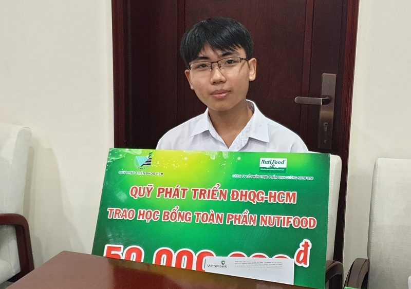 Em Phạm Trần Quốc Chiến, sinh viên khoa Ngữ Văn Anh (Đại học KHXH&NV) nhận học bổng toàn phần NutiFood