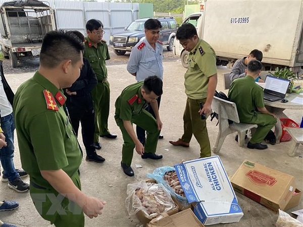 Lực lượng chức năng phát hiện công ty Khánh Huy đang bảo quản đông lạnh khoảng 1 tấn thịt gà có nhãn mác bao bì của Công ty Thanh Bảo Hân đã hết hạn sử dụng từ ngày 19/2 và ngày 19/7.