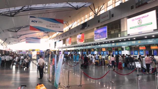 Sân bay Đà Nẵng mấy ngày qua đều đông đúc với khoảng 220 lượt cất hạ cánh mỗi ngày. Trong đợt cao điểm du lịch hè, mỗi tuần sân bay đón 270.000 lượt khách, bằng 120% năm ngoái