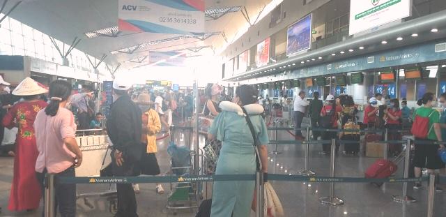 Sân bay Đà Nẵng mấy ngày qua đều đông đúc với khoảng 220 lượt cất hạ cánh mỗi ngày. Trong đợt cao điểm du lịch hè, mỗi tuần sân bay đón 270.000 lượt khách, bằng 120% năm ngoái