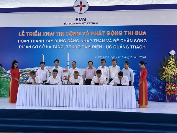 Đại diện các đơn vị ký cam kết thi đua đẩy nhanh tiến độ xây dựng cảng nhập than và đê chắn sóng dự án cơ sở hạ tầng Trung tâm Điện lực Quảng Trạch