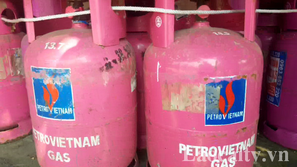 Các bình gas giả nhãn hiệu Petrovietnam.