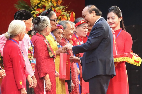 Thủ tướng Nguyễn Xuân Phúc tặng quà các Bà mẹ Việt Nam anh hùng (Ảnh: VGP/Quang Hiếu)
