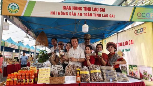 NSND Nguyễn Hải, NSUT Chu Hùng, ca sỹ Phú Lê tham quan, mua sắm tại gian hàng quảng bá nông sản và sản phẩm OCOP của tỉnh Lào Cai