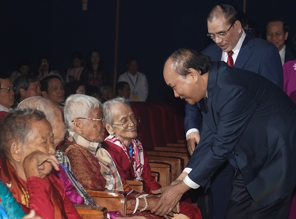 Thủ tướng Nguyễn Xuân Phúc cùng các Mẹ Việt Nam anh hùng dự buổi gặp mặt (Ảnh: VGP/Quang Hiếu)
