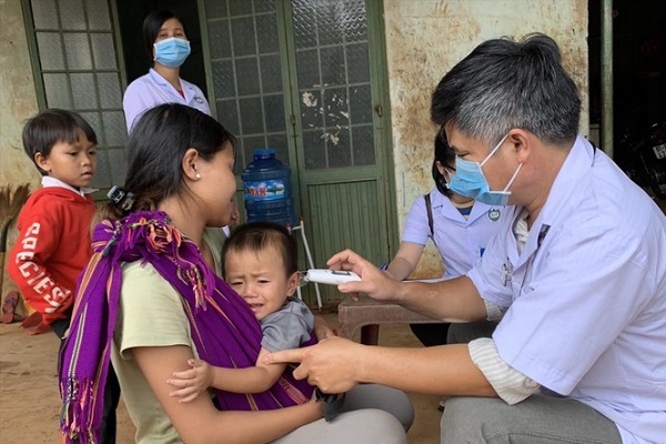 Tiêm vaccine phòng bệnh bạch hầu cho người dân các tỉnh Tây Nguyên