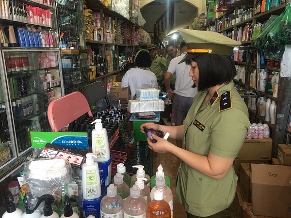Lực lượng chức năng kiểm tra 1 trong 4 điểm kinh doanh tại đường Lê Lợi, phường Hoàng Văn Thụ, TP. Bắc Giang
