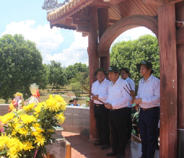 Phó Thủ tướng Thường trực Trương Hòa Bình: Dâng hoa các anh hùng Liệt sỹ và tặng quà các gia đình chính sách