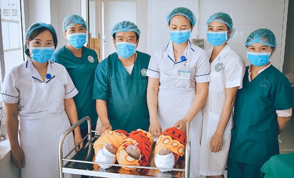 Các y bác sĩ vui mừng khi đón 3 bé gái chào đời khỏe mạnh.