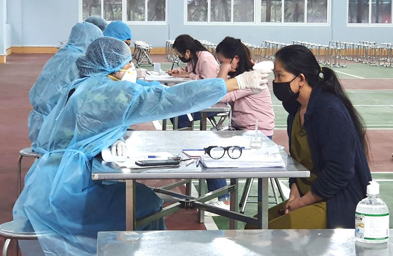 Công tác kiểm tra thân nhiệt đối với các trường hợp vào cách ly tại Trường Quân sự tỉnh Quảng Ninh.