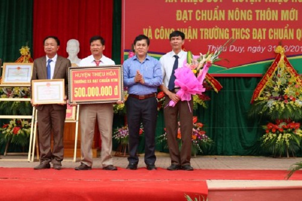 Xã Thiệu Duy, huyện Thiệu Hóa công bố xã đạt chuẩn nông thôn mới và công nhận Trường THCS đạt chuẩn Quốc gia.