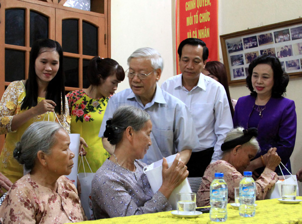 Tổng Bí thư, Chủ tịch nước Nguyễn Phú Trọng tặng quà người có công với cách mạng tại Hà Nội