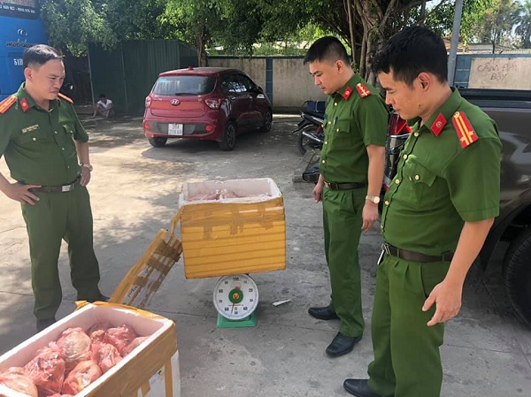 Hà Tĩnh: Phát hiện xe ô tô vận chuyển hơn 100 kg gà không rõ nguồn gốc