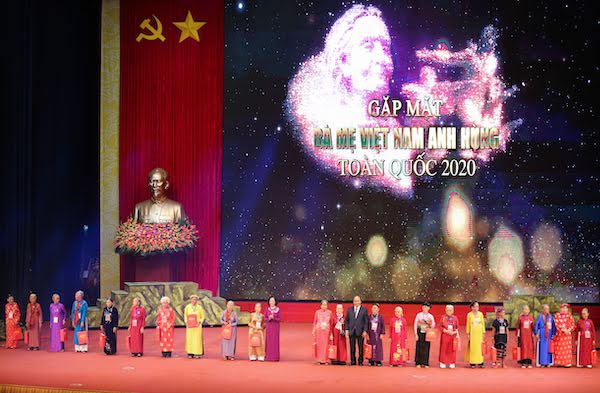 Thủ tướng Nguyễn Xuân Phúc tặng quà các Bà mẹ Việt Nam anh hùng
