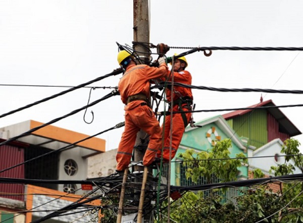 Công nhân ngành điện khắc phục sự cố cho người dân