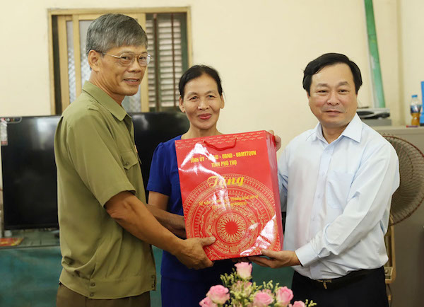 Lãnh đạo tỉnh Phú Thọ thăm và tặng quà thương binh 1/4 Trần Nguyên Bình (TP. Việt Trì)