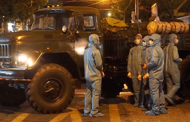 Đà Nẵng: Quân đội vào cuộc phun thuốc khử trùng hai bệnh viện lúc giữa đêm