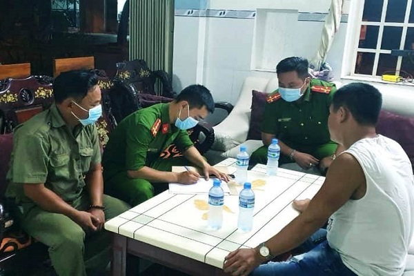 Lực lượng công an kiểm tra người nước ngoài lưu trú tại địa bàn