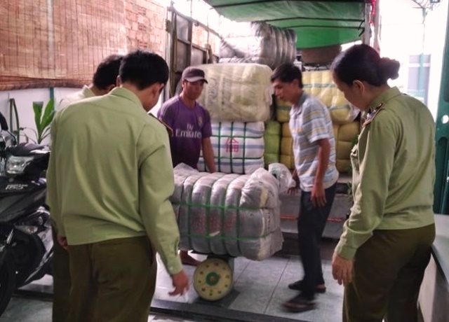 Kon Tum: Phát hiện gần 1 tấn quần áo nhập lậu