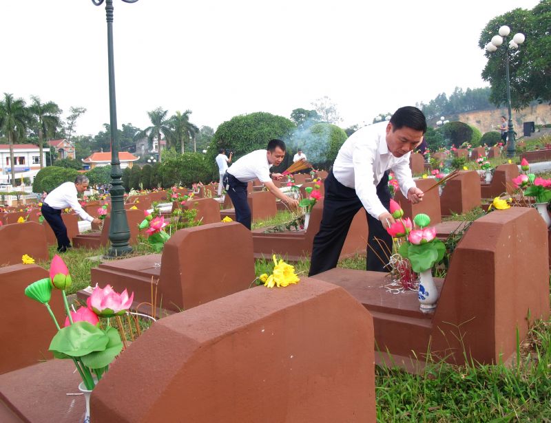 Đồng chí Vũ Hồng Bắc, Phó Bí thư Tỉnh ủy, Chủ tịch UBND tỉnh thắp hương các phần mộ liệt sỹ tại Nghĩa trang liệt sĩ Dốc Lim