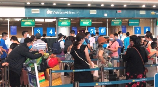 Đông người tại sân bay quốc tế Đà Nẵng song hầu hết mọi người đều bình tĩnh tuân thủ hướng dẫn.