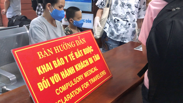 Đông người tại sân bay quốc tế Đà Nẵng song hầu hết mọi người đều bình tĩnh tuân thủ hướng dẫn.