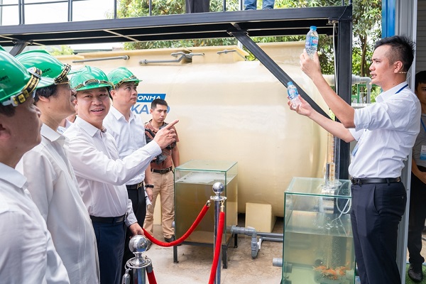 Chủ tịch Tập đoàn Sơn Hà Lê Vĩnh Sơn giới thiệu công nghệ xử lý nước thải với lãnh đạo huyện Đông Anh (Chủ tịch Tập đoàn Sơn Hà áo trắng, thứ hai từ phải qua trái)