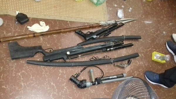 Cơ quan công an thu giữ nhiều vũ khí tại nhà đối tượng