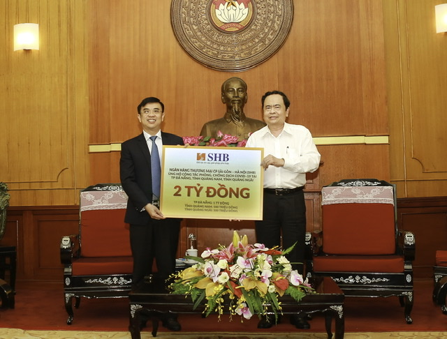 Ông Nguyễn Văn Lê, Tổng Giám đốc Ngân hàng SHB đại diện ngân hàng trao ủng hộ 2 tỷ đồng công tác phòng chống dịch Covid-19 tại miền Trung.